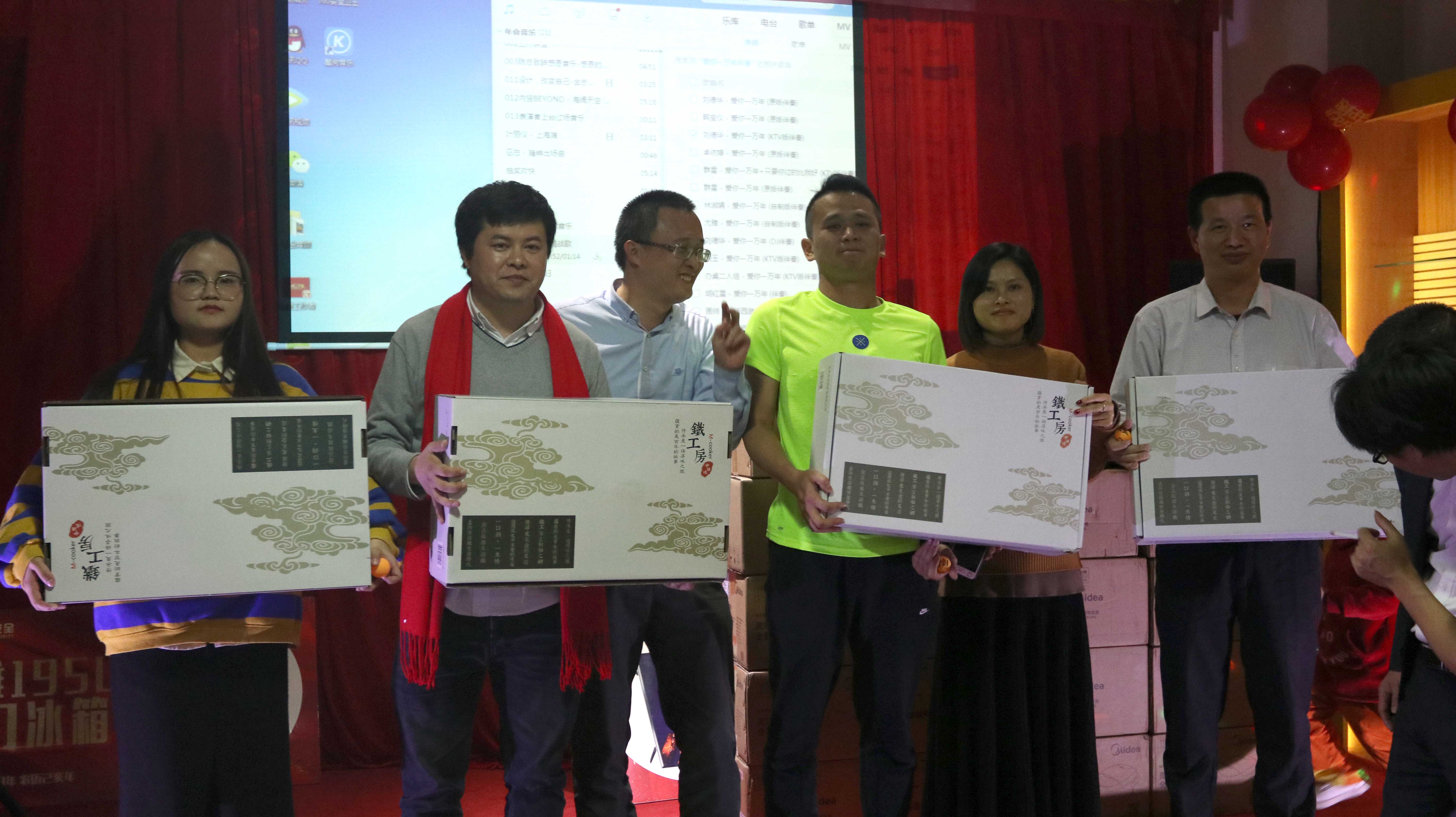 幸运儿领取奖品 幸运儿领取奖品